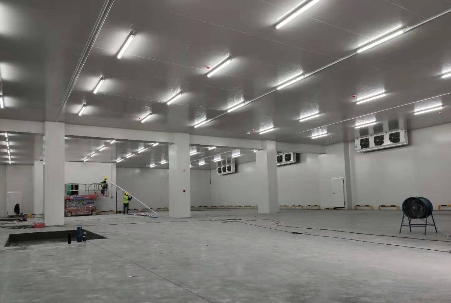 城市周邊建造一個(gè)8800平生鮮電商冷庫(kù)設(shè)計(jì)安裝費(fèi)用？